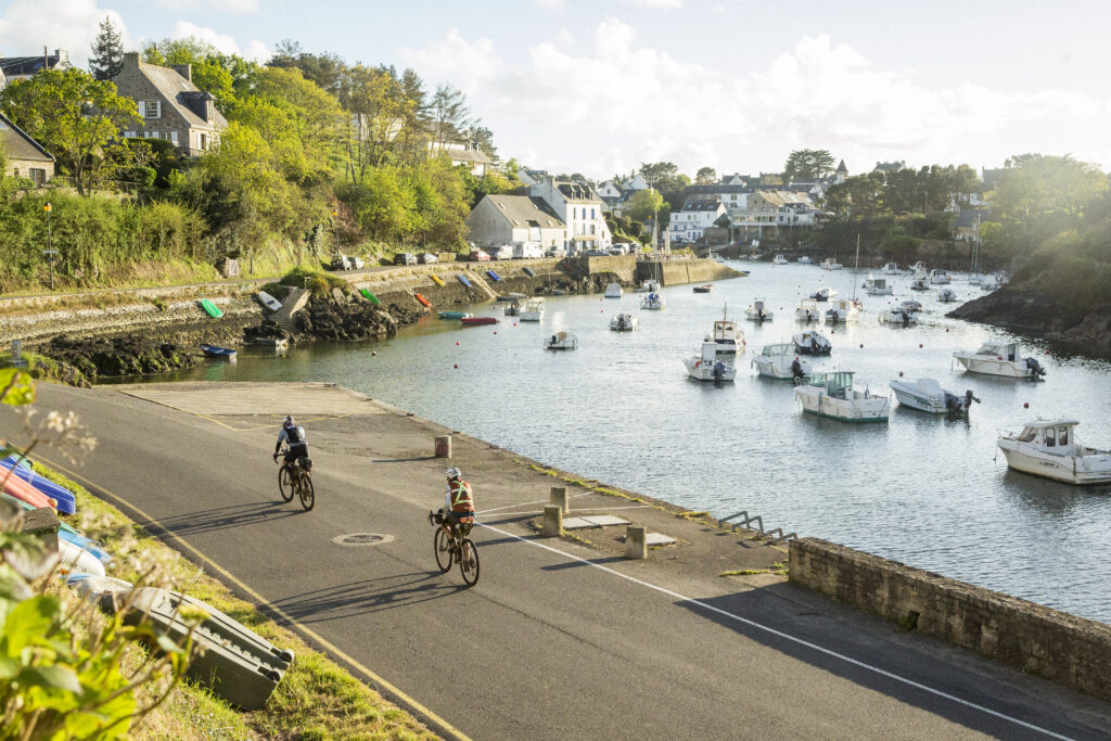 cycliste sur une petite route dans un port breton